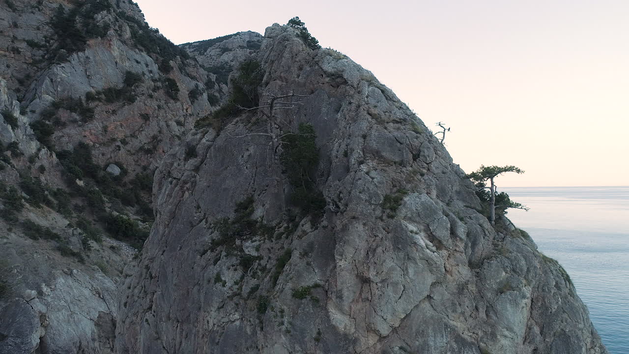 costa rocosa con acantilados y vistas al océano