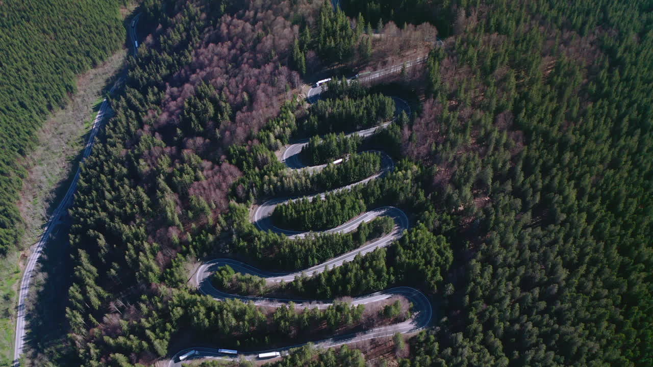 vista superior de la carretera con curvas del paso de bratocea en rumania