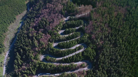 vista superior de la carretera con curvas del paso de bratocea en rumania