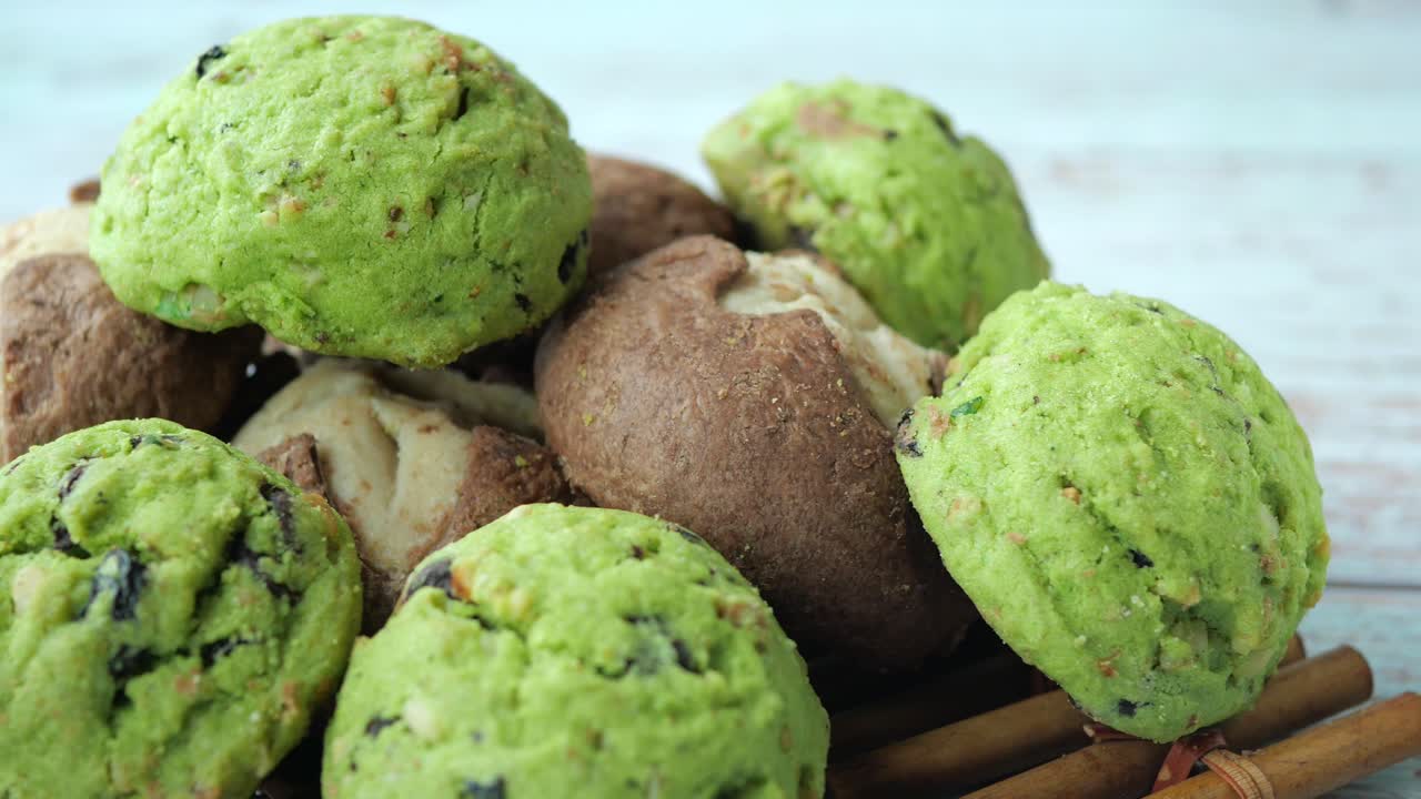 Assortimento di biscotti verdi e al cioccolato con latte