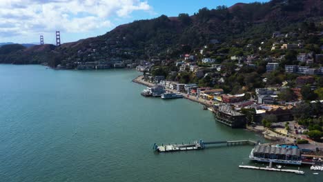 Establecimiento-De-Una-Vista-Aérea-De-La-Ciudad-Costera-De-Sausalito,-En-El-Norte-De-California