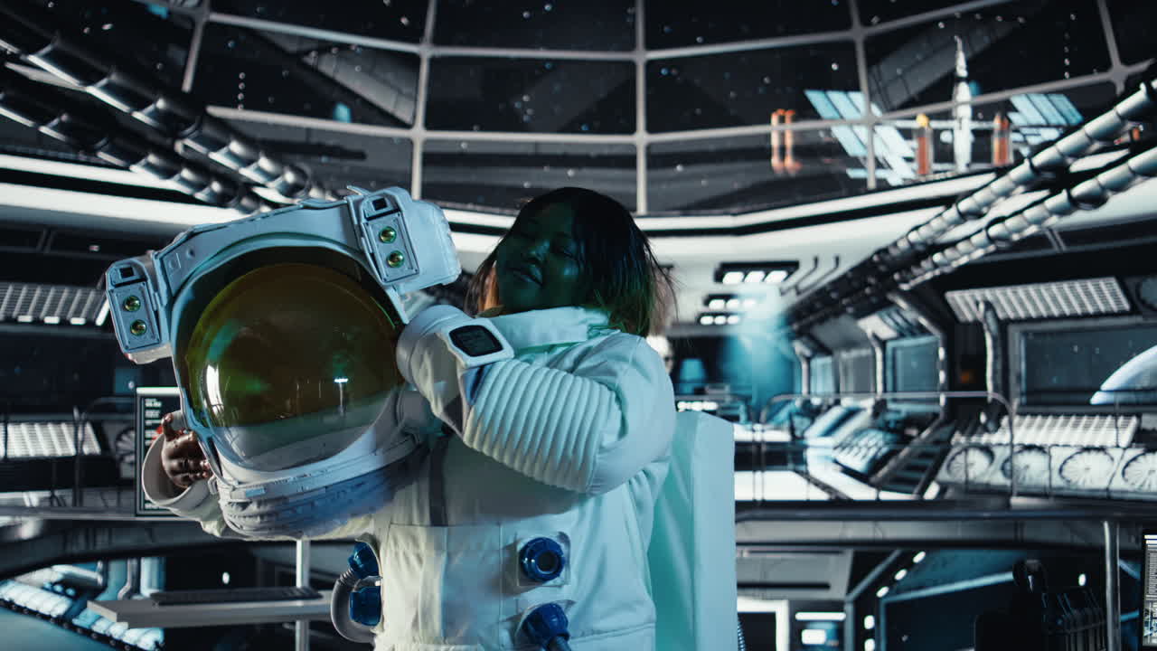 Ritratto di astronauta felice che tiene il casco in una stazione orbitale.
