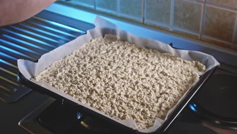 añadir comino a un bocadillo de avena y queso bajo en grasa en una sartén antes de hornear