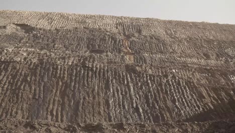 Estrías-En-La-Pared-De-Roca-En-La-Mina-De-Carbón-A-Cielo-Abierto