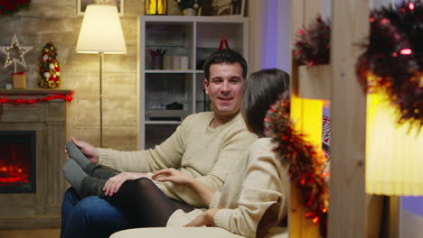 novio y novia con ropa a juego relajándose en el sofá