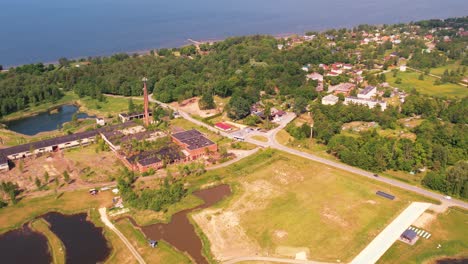 Pequeño-Pueblo-Tuja-Junto-Al-Mar