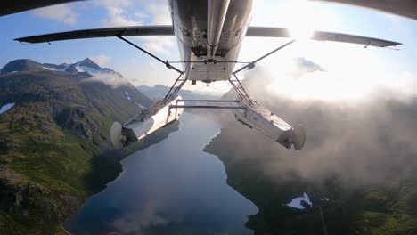 avión bush de alaska volando sobre la cordillera