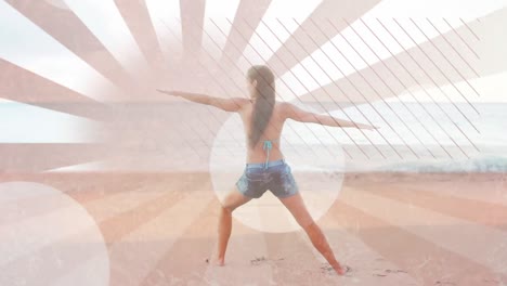 mujer haciendo yoga en la playa