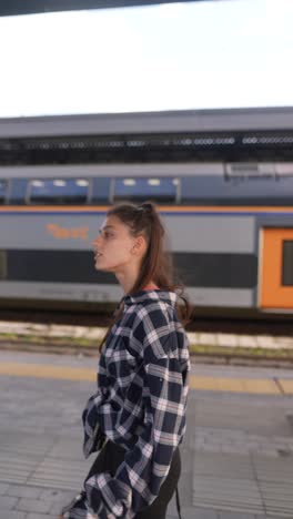 mujer en la estación de tren