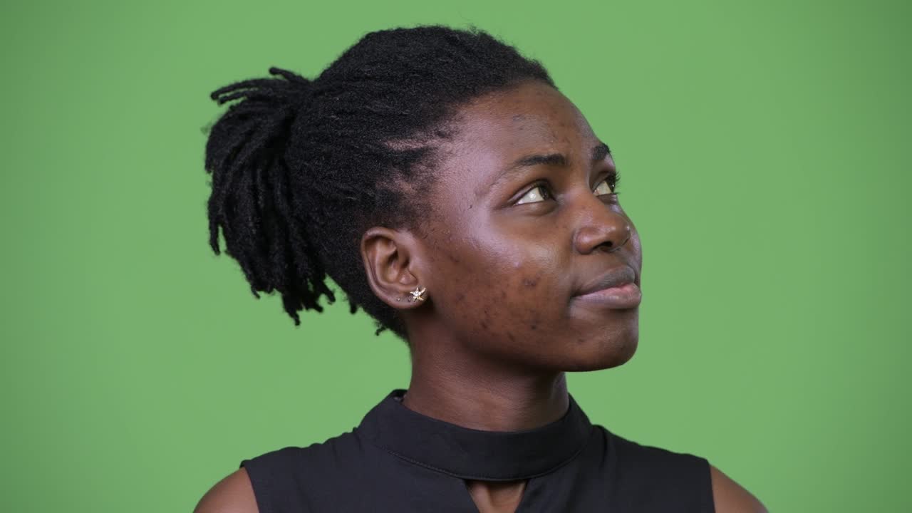 아름다운 젊은 아프리카 사업가 여성이 생각하고 있습니다.