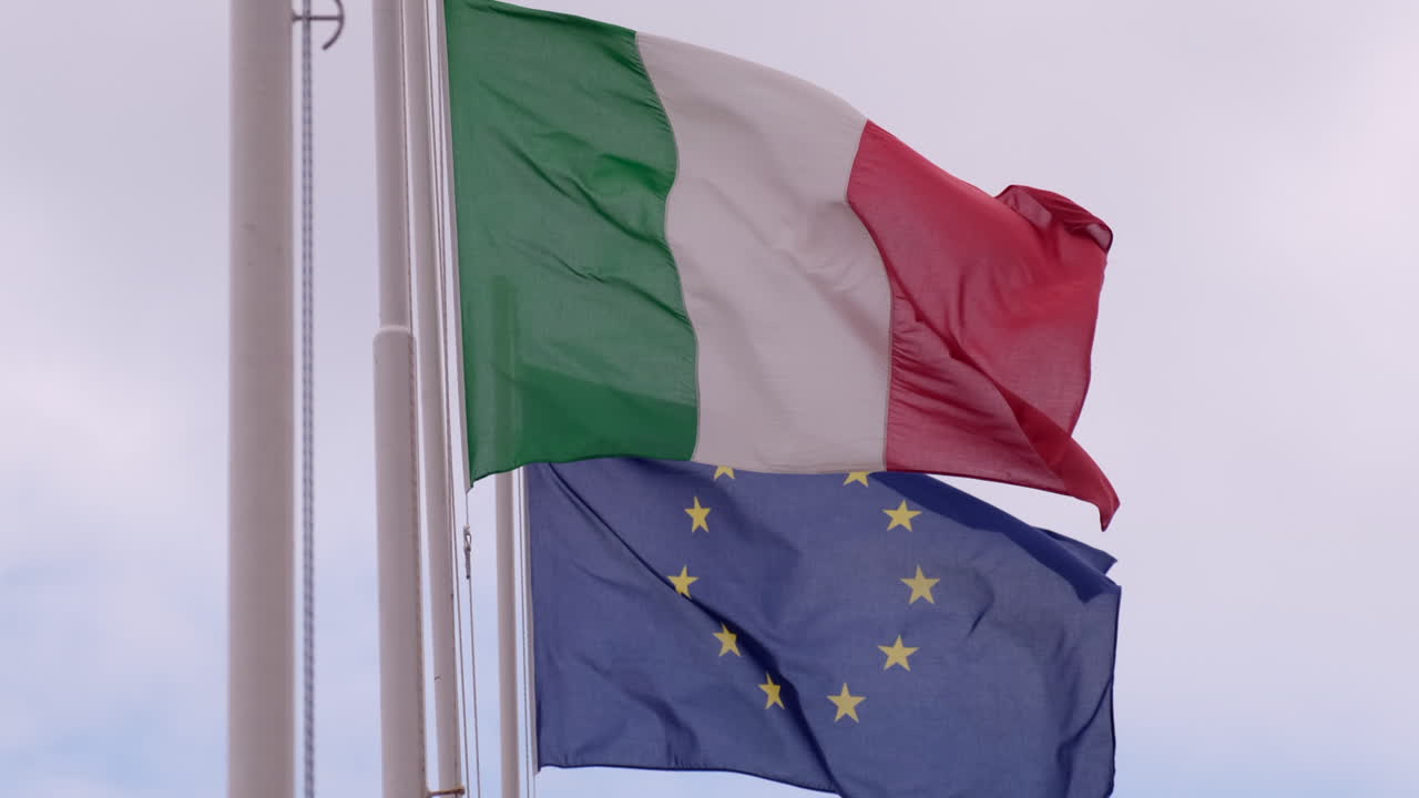 Bandiera italiana ed europea mossa dal vento.