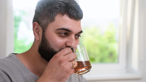 una vista de cerca de un hombre islámico tomando el desayuno.