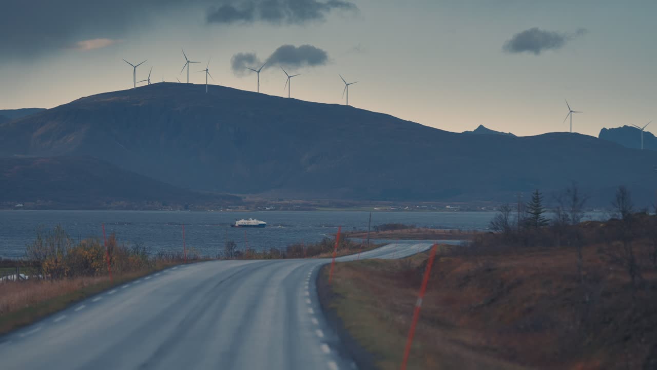 피요르드 해안선을 따라 이어지는 좁은 길