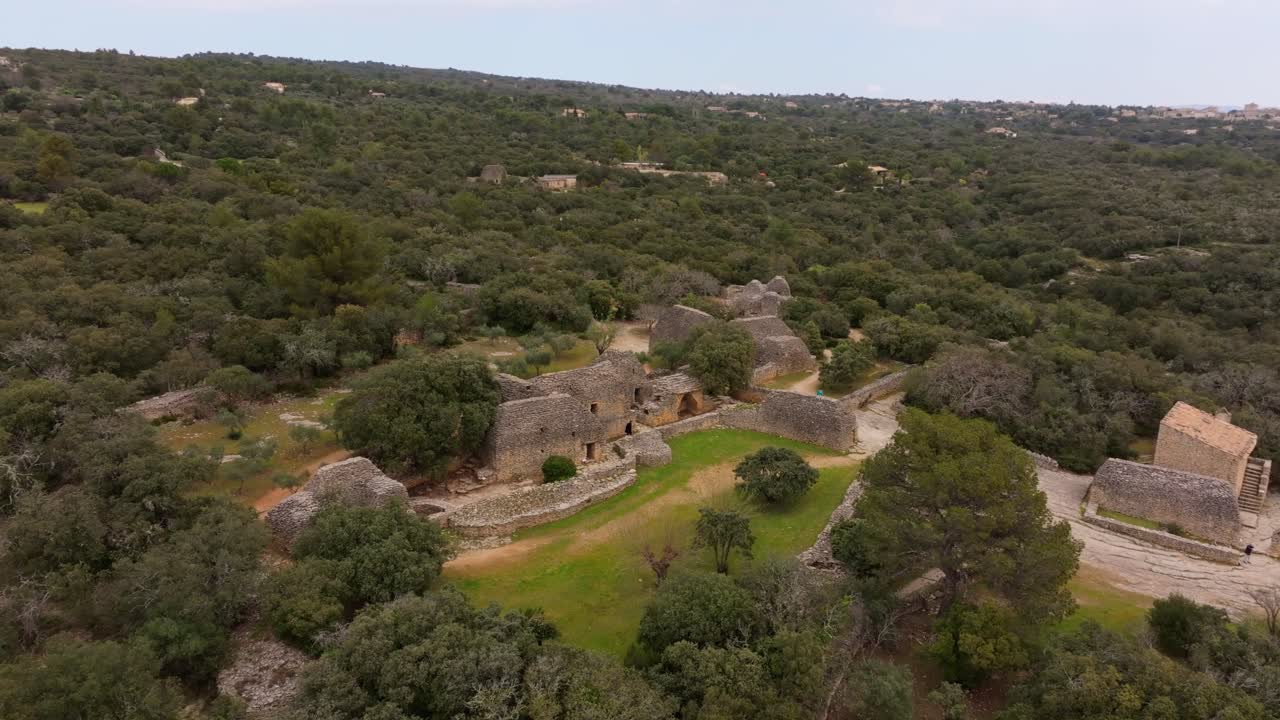 Vista aerea del museo di capanne in pietra Village des Bories vicino a Gordes, Provenza