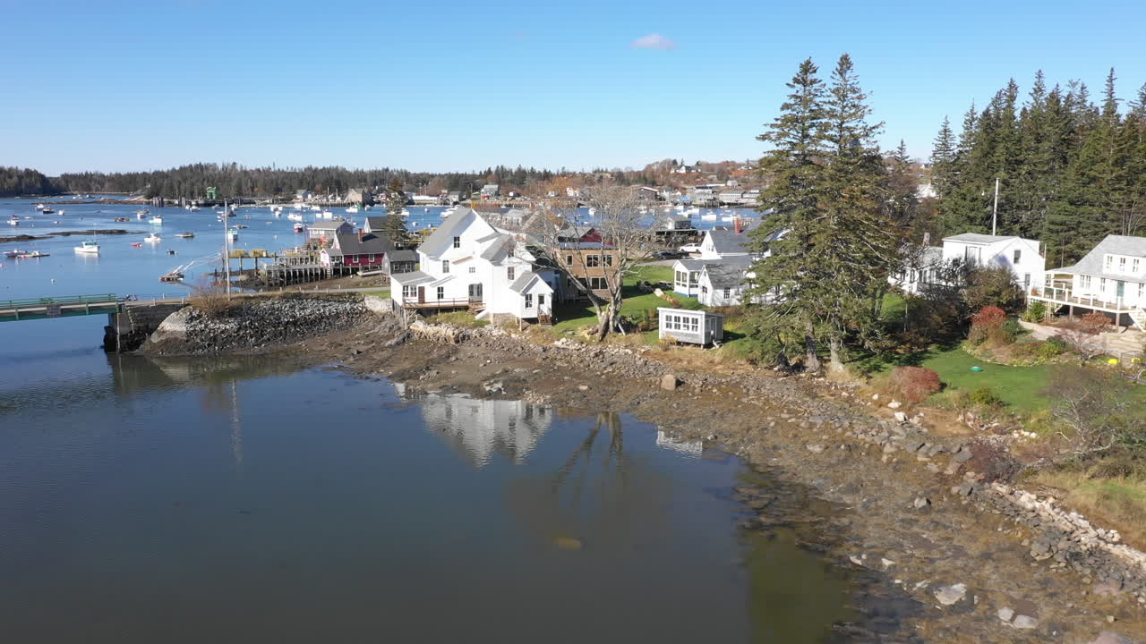 Dronella kuvattua ilmakuvaa: paljastava ylilento Vinalhavenin keskustan yllä, Fox-saaret, Knox County, Maine, USA