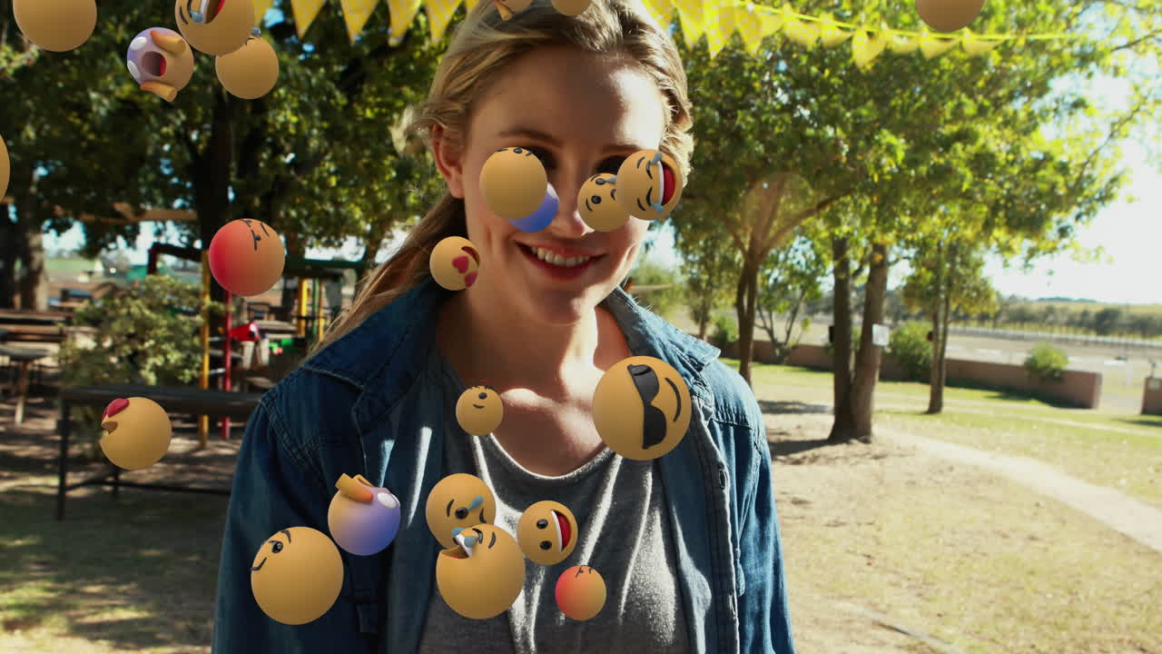 딸과 아들과 함께 백인 여성 위에 이모지 아이콘의 애니메이션