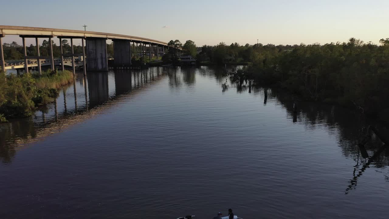Cow Bayou wzdłuż autostrady w Bridge City, Teksas.