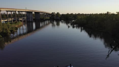 Cow-Bayou-Entlang-Der-Autobahn-In-Bridge-City,-Texas