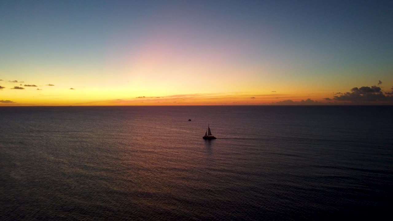 una hermosa puesta de sol en aruba