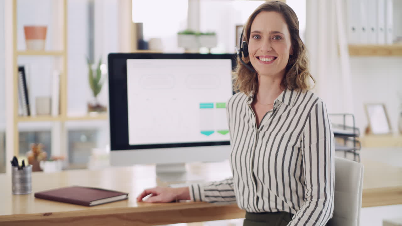 mujer de negocios sonriente en un entorno de oficina moderno