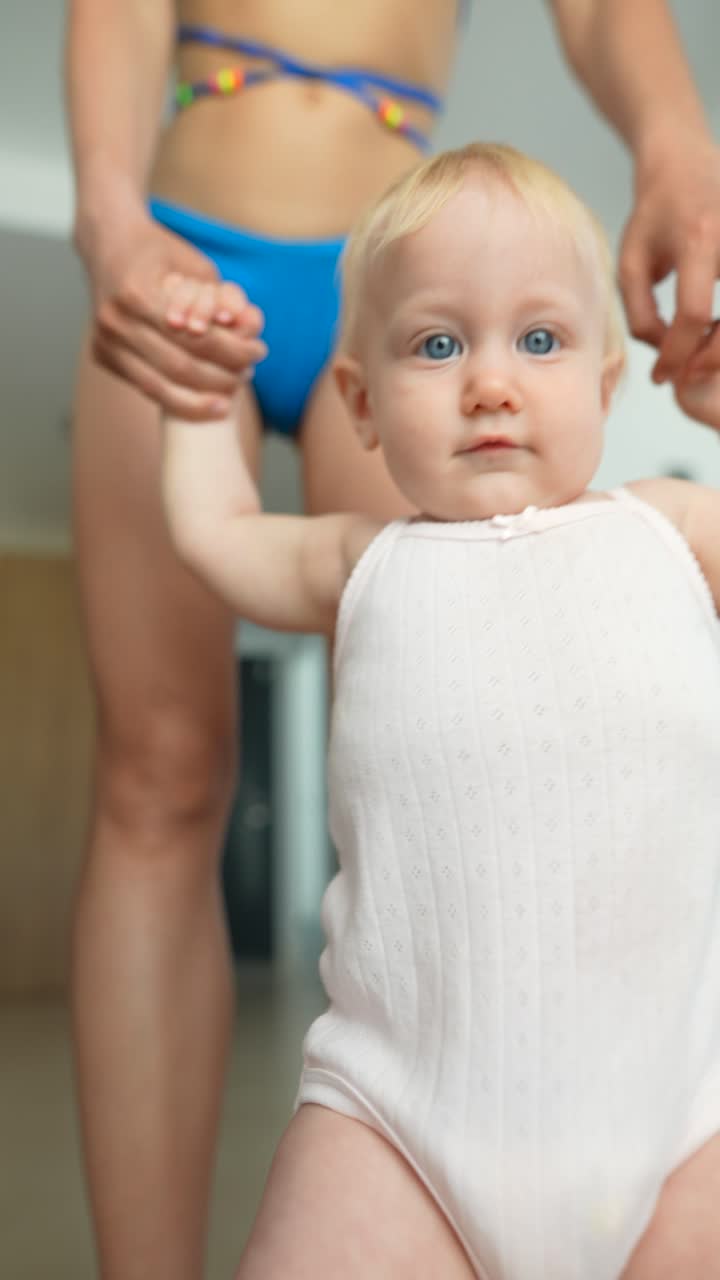 el bebé aprende a caminar