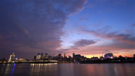 Antiguo-Puerto-De-Montreal-Con-Noria-Y-Edificios-Por-La-Noche,-Puesta-De-Sol,-Cielo-Azul