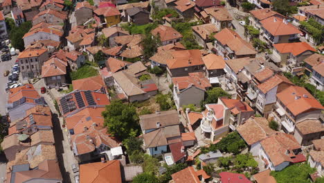 빨간 지붕 건물과  ⁇ 은 거리 위의 드론 역사적인 veliko tarnovo