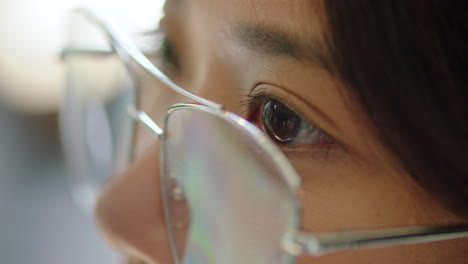 Zoom,-eyes-with-glasses-reflection-woman