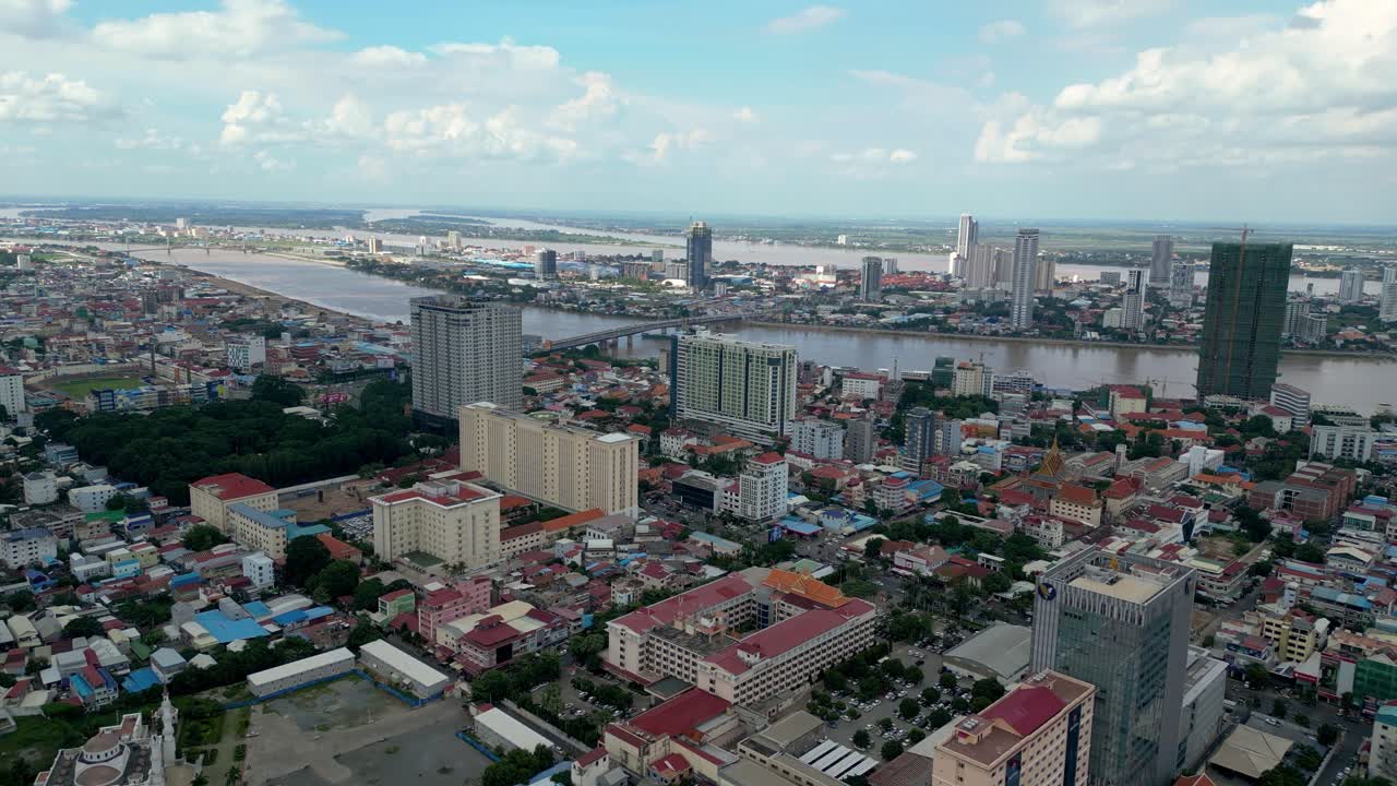 paisaje urbano de phnom penh a lo largo del río mekong, día brillante, vista aérea