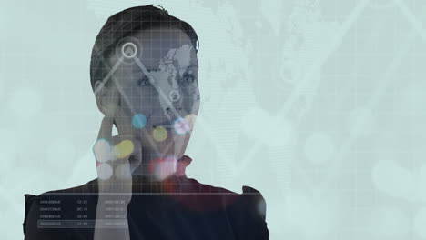 animación de un mapa del mundo giratorio sobre una feliz mujer de negocios caucásica
