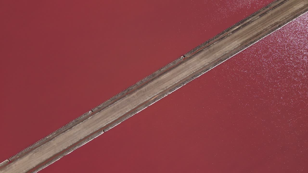 toma aérea que revela un paisaje pintoresco y montañoso alrededor de las salinas del lago grassmere