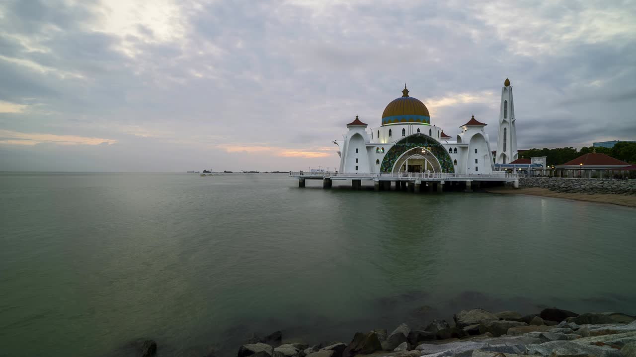 hermoso atardecer en el estrecho de melaka mezquita flotante