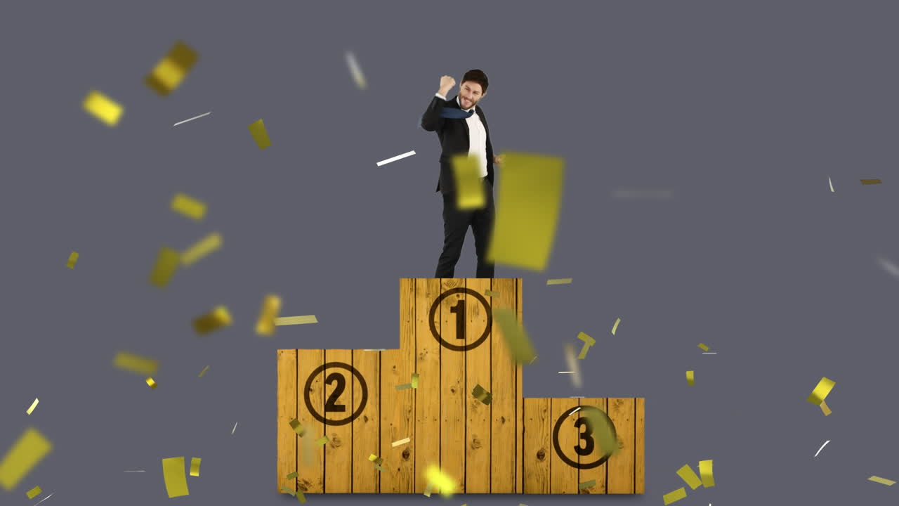 콘페티의 애니메이션은 포디움에 있는 백인 사업가 위에 있습니다.