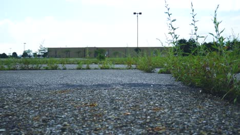 Verlassener-Parkplatz-Für-Geschlossenen-Laden