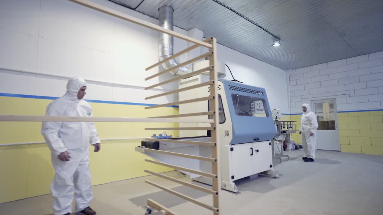 보호 장비를 입은 노동자들과 함께 공장 생산 라인