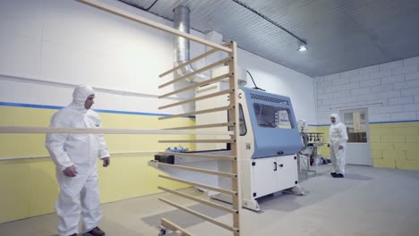 línea de producción de la fábrica con trabajadores con equipo de protección