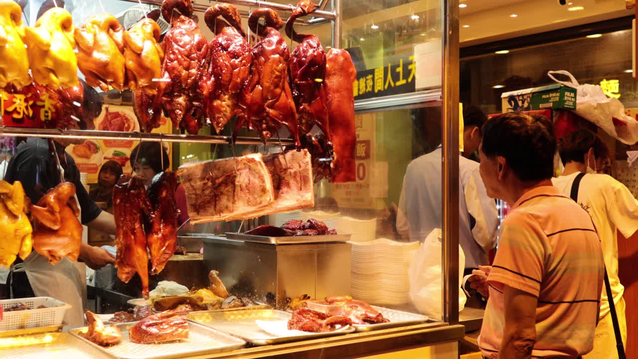vendedor preparando platos crujientes de ganso y pato