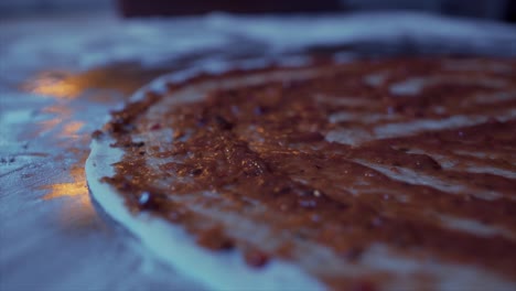 poner salsa de pizza en el movimiento de ensalada de masa - 120 fps - material de archivo