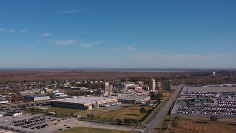industria en luisiana en un día soleado