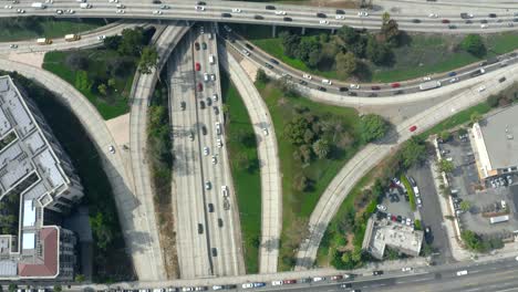 tráfico congestionado en el intercambio de cuatro niveles