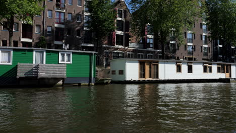 Navegando-Por-Los-Canales-De-Amsterdam:-Un-Crucero-Relajante,-Con-Hermosas-Casas-Flotantes-Típicas-De-Amsterdam