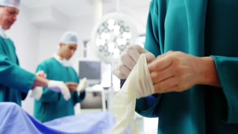 cirujanos que usan guantes quirúrgicos
