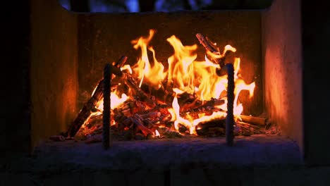 dolly fuera de una hoguera ardiendo en cámara lenta por la noche en un lugar de barbacoa