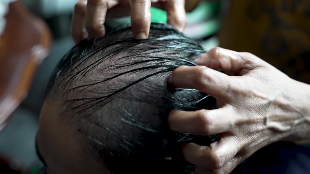 머리에 기름을 마사지하는 경우 머리카락이 빠지는 징후가 나타납니다.