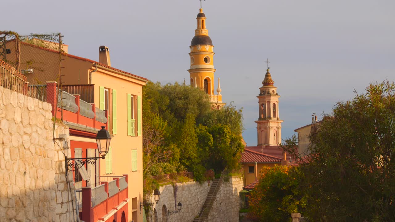 Den franske riviera, historisk by og Basilica of Saint-Michel-Archange klokketårne i Menton, Frankrig. Statisk optagelse