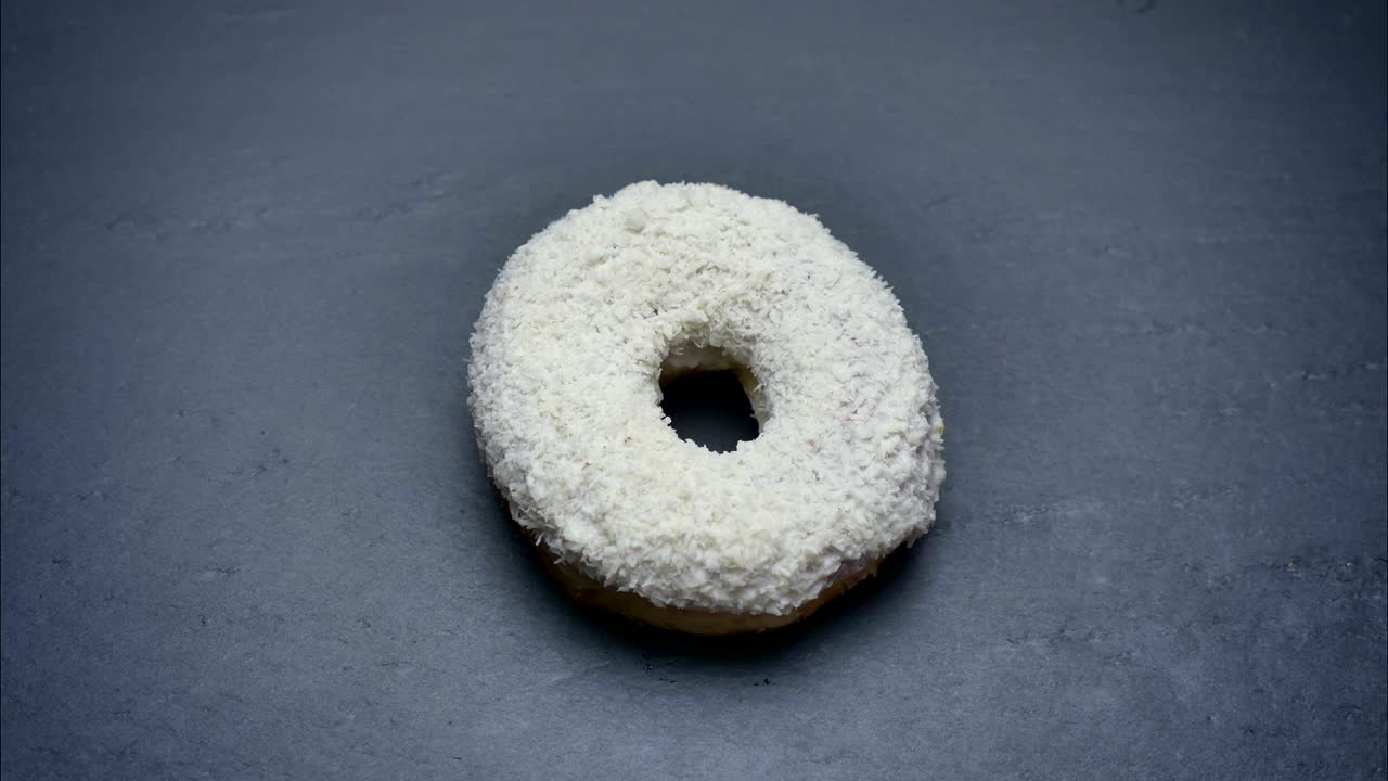 회색 테이블 배경에 회전하고 물린 코코 이 있는 색 도의 클로즈업 입니다.