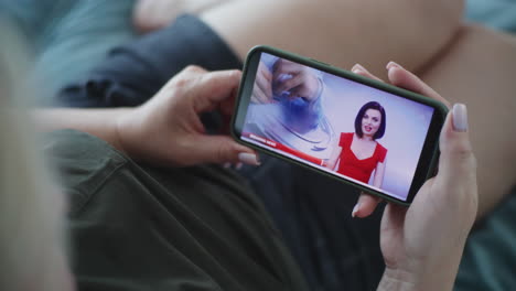 mujer viendo las noticias en su teléfono inteligente