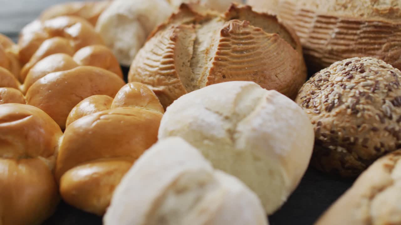 나무 책상 위 에서 볼 수 있는 롤 과  ⁇  의 비디오