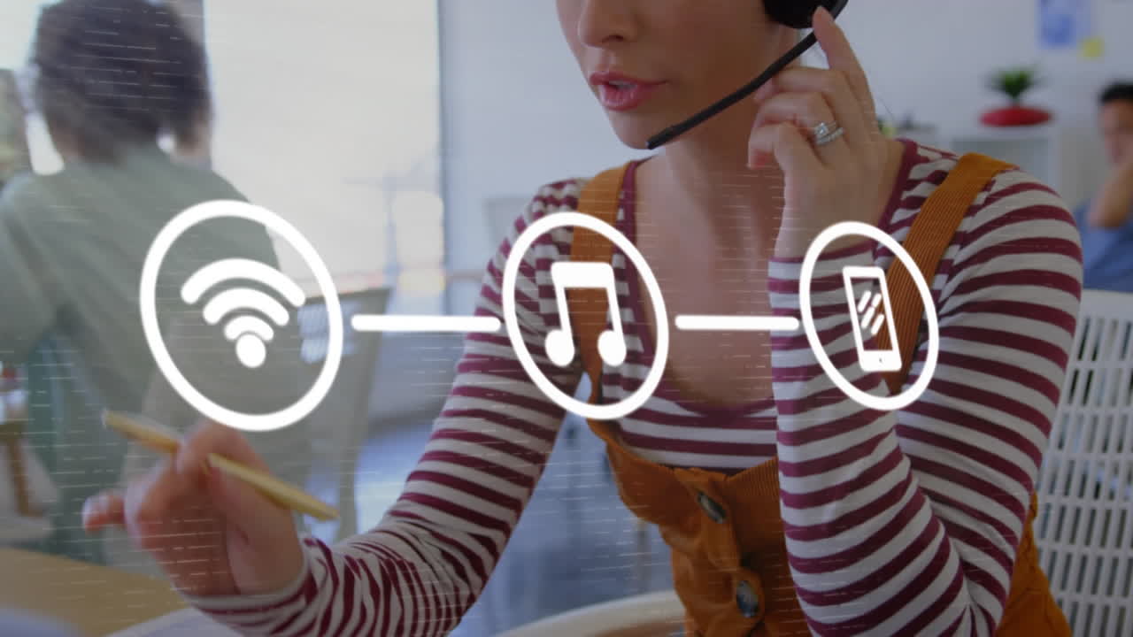 animación de un conjunto de tres iconos digitales sobre mujer de negocios con auriculares de teléfono
