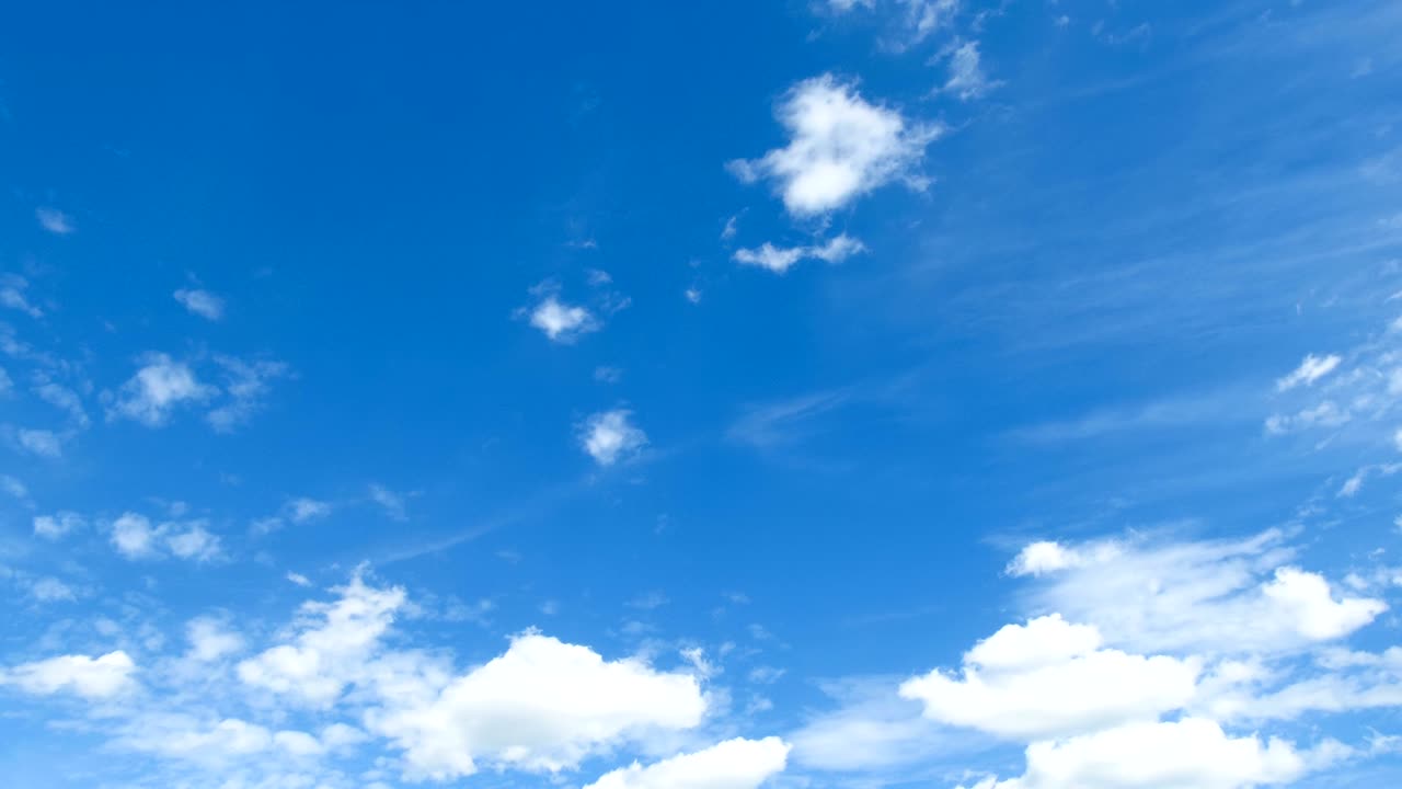 파란 하늘에서 구름이 움직이고 있습니다. 타임스